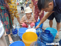 Bộ đội, công an giúp dân Hà Nội thau rửa bể nước nhiễm dầu bẩn