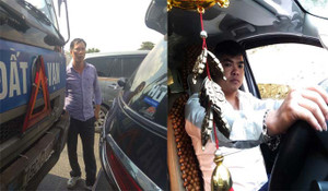 Tài xế trả 12 triệu đồng đền bù thừa cho người đâm bẹp xe: 'Ứng xử của lái xe container khiến tôi bất ngờ'
