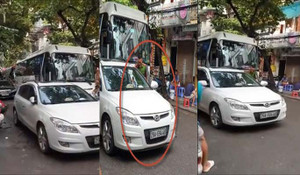 Ô tô đỗ ngang ngược giữa phố cổ Hà Nội, khiến dân phẫn nộ: Hé lộ danh tính chủ xe