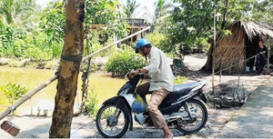 Bà lão miền Tây bỏ tiền túi làm đường BOT cho dân đi