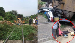Xe máy chở 3 người bị tàu hỏa tông trúng, cháu bé 3 tuổi rơi xuống gầm thoát chết thần kỳ