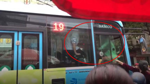 Xử lý tài xế xe buýt và lái xe GrabBike chốt cửa đánh nhau sau va chạm