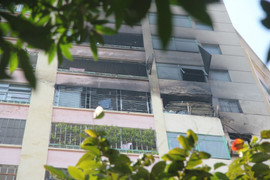 Cháy chung cư Làng quốc tế Thăng Long, một gia đình bị mắc kẹt