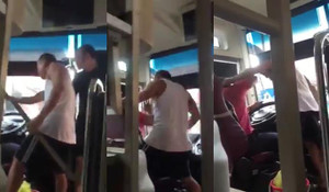 Tranh giành khách, 2 gã côn đồ đấm đá tài xế ngay trên xe