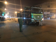 Xe máy va chạm xe tải, hai vợ chồng ở Hà Nội chết thương tâm