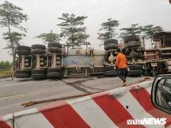 Xe tải lật chắn ngang đường 3 tiếng đồng hồ, đường lên sân bay Nội Bài ùn ứ