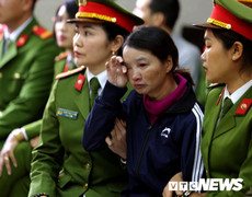 Mẹ nữ sinh Cao Mỹ Duyên bật khóc, xin tòa ân huệ