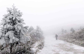 Băng giá phủ trắng đỉnh Chiêu Lầu Thi, du khách nô nức rủ nhau 'check in'