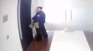 Kẻ 'tè' bậy ở hành lang chung cư Seasons Avenue là khách của tòa nhà?