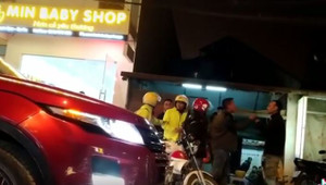 Thấy 2 thanh niên đánh nhau, 2 chiến sĩ CSGT vội vã bỏ đi