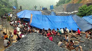 30 cảnh sát khống chế 200 phu vàng bằng cách 'vận động bầu cử'