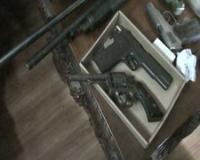 Phát hiện chấn động tại nhà kẻ đe doạ vợ bằng súng