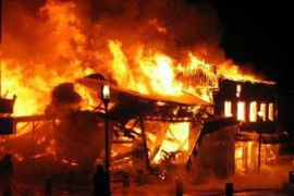 Phóng hoả đốt nhà hàng xóm lúc nửa đêm