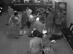 Video: Chủ quán karaoke bị nhóm côn đồ đánh dã man trong đêm