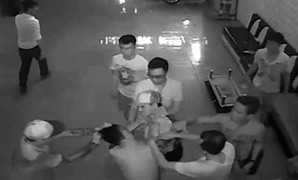 Côn đồ man rợ đánh chủ quán karaoke suốt gần 3 phút: Vì sao chưa khởi tố vụ án?