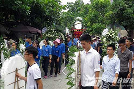 Xót xa giây phút tiễn đưa nữ sinh Ngoại thương về đất mẹ