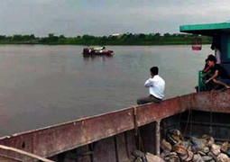 Tàu chìm trên sông, 4 người trong gia đình mất tích