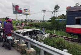Tàu hỏa tông xe hơi văng xa 40m, tài xế thương nặng