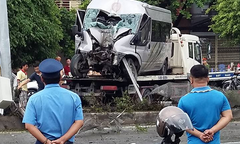Ôtô 16 chỗ nát bét đầu, la liệt người bị thương