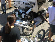 Xe khách chồm lên 4 xe máy ở Cát Bà, 7 người trọng thương