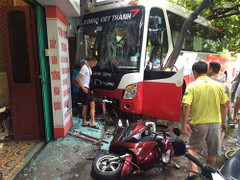 Xe khách lao vào nhà dân, nhiều người thoát chết trong gang tấc