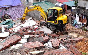 Sập nhà sau mưa lớn, cả gia đình tháo chạy trong đêm