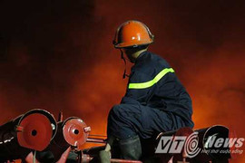 Ảnh: Hơn 300 chiến sỹ căng mình khống chế 'biển lửa' ở Hải Phòng