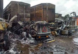 3 xe đầu kéo bùng cháy dữ dội, 4 tài xế lao vào biển lửa ứng cứu