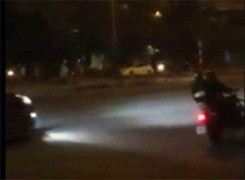 Ô tô gây tai nạn bỏ trốn, ép xe cảnh sát cơ động ngã trên đường