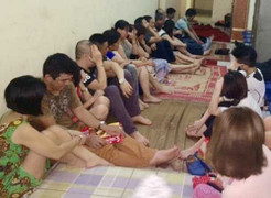 Hàng loạt 'động lắc' của 'dân bay' đất Cảng bị đánh sập