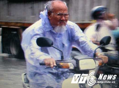 Video: Cụ ông đầu trần cưỡi xe môtô 'làm xiếc' trên con đường ngập lụt