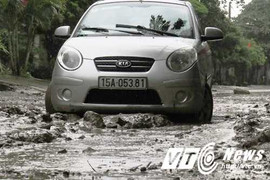 Tận thấy con đường 'tử thần' giữa trung tâm huyện