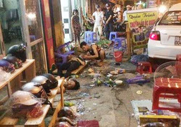 Xe ‘điên’ tông bay quán ốc, 4 người nhập viện trong đêm