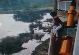 Video: Người phụ nữ gieo mình từ cầu Bính xuống dòng sông cấm