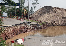 Sập đường dẫn cầu phao nối Hải Phòng với Thái Bình