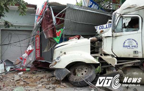 Xe container 'xuyên thủng' 4 nhà dân, 2 người nhập viện