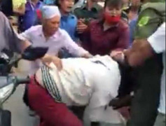 Clip: Nữ 'cẩu tặc' trộm chó giữa ban ngày bị người dân 'xử' trước mặt Công an xã