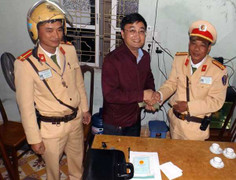 CSGT Hải Phòng trả lại gần 80 triệu đồng cho người đánh rơi