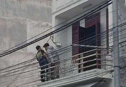 Công an nổ súng khống chế kẻ ôm bình gas cố thủ