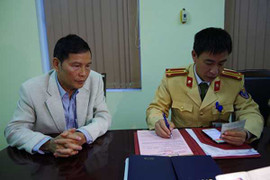 Bắt nhà báo rởm lao xe vào CSGT ở Hải Dương