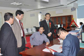 Uống rượu say, gác chân lên bàn, Phó phòng Tư pháp bị đình chỉ công tác