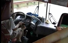 Choáng với xe khách điều khiển cần gạt nước mưa bằng tay