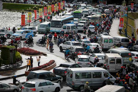 Du khách đổ về du xuân, trung tâm Đà Lạt kẹt cứng, hỗn loạn
