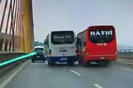 Hai xe khách lạng lách trên cầu Bãi Cháy, người đi đường thót tim