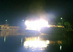 Tàu du lịch bốc cháy dữ dội trong đêm ở Quảng Ninh