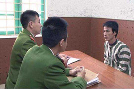 Triệt phá sới bạc ở trại nuôi lợn, bắt giữ 10 đối tượng