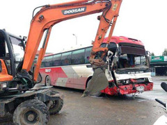 Xe khách 45 chỗ tông văng máy cuốc trên đường phố Hạ Long