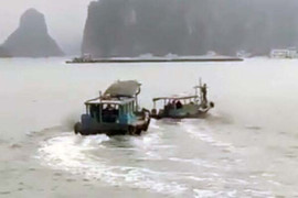 Video: Tàu ngư dân rượt đuổi nhau trên vịnh Hạ Long khiến người dân bức xúc