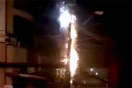 Cột điện cháy nổ như pháo hoa trong đêm ở Quảng Ninh