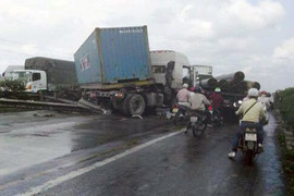 4 xe ô tô tông liên hoàn, quốc lộ 5 ùn tắc cục bộ